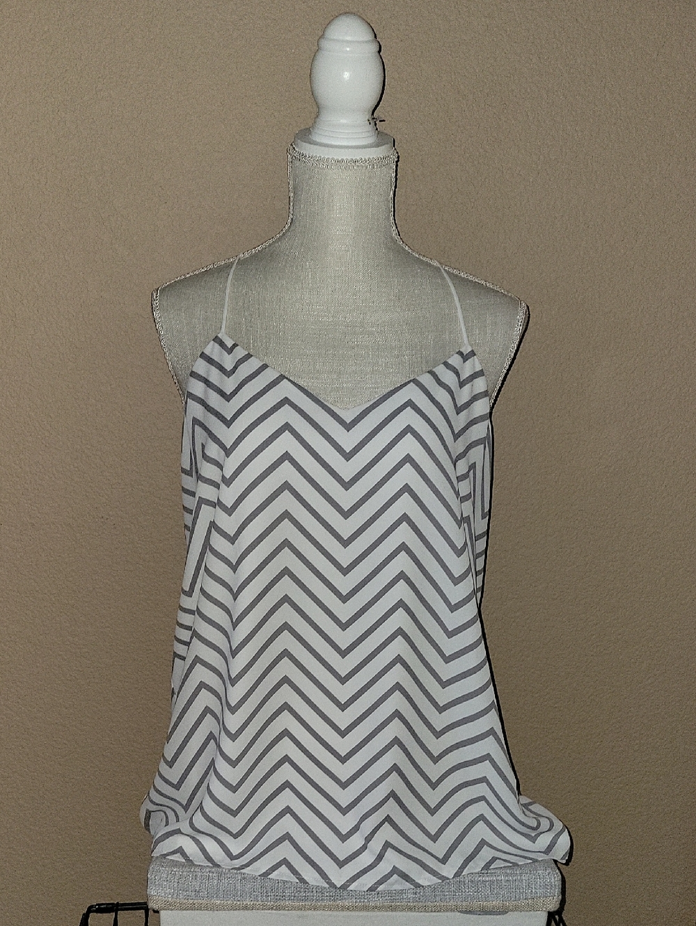 EXPRESS SZ LARGE NEW WITHOUT TAGS NEVER WORN WHITE AND GRAY CHEVRON DESIGN